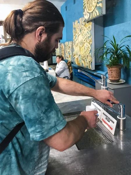Πιατιγκόρσκ Ρωσία Σεπτεμβρίου 2018 Τουριστική Χύνει Νερό Ένα Ποτήρι Στο — Φωτογραφία Αρχείου