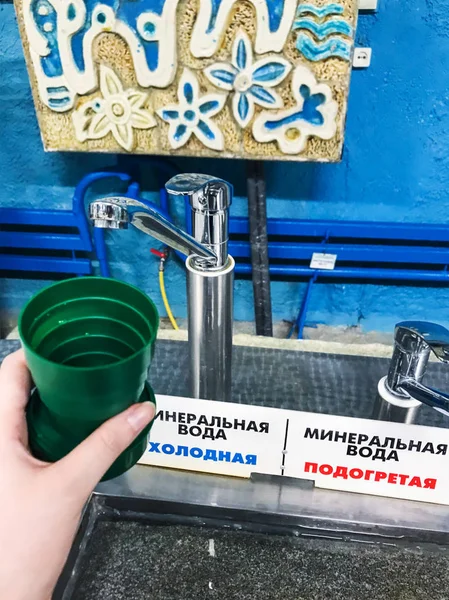 Pyatigorsk Rusia Septiembre 2018 Visitante Vierte Agua Vaso Sala Bombas —  Fotos de Stock
