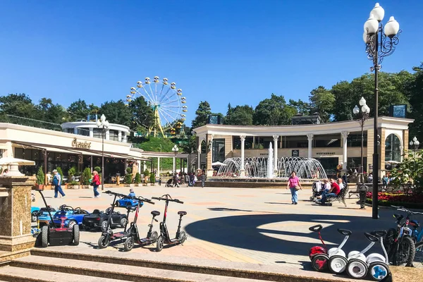 Kislovodsk Rusia Septiembre 2018 Personas Cerca Fuente Plaza Kurortnyy Bulvar —  Fotos de Stock