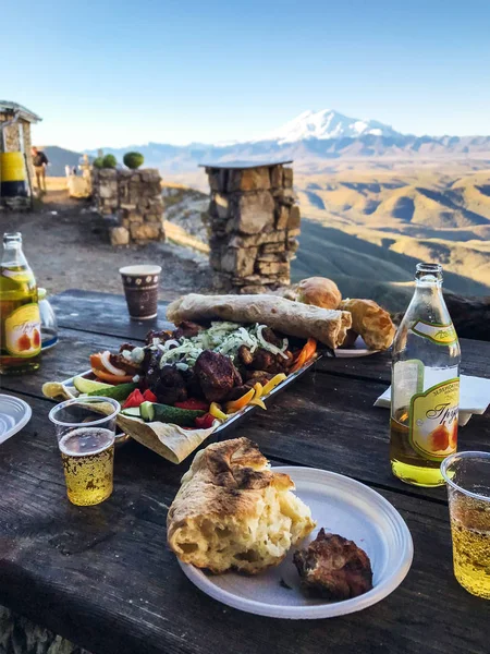 Bermamyt Rusia Septiembre 2018 Desayuno Con Kebabs Con Vista Monte — Foto de Stock