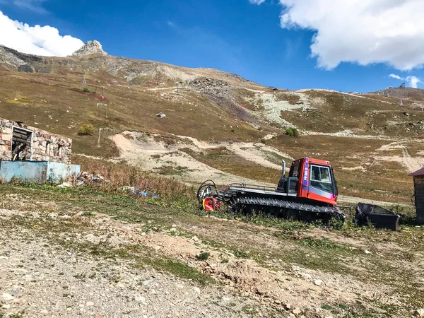 Dombay Rusia Septiembre 2018 Vehículo Para Gatos Nieve Ladera Montaña — Foto de Stock