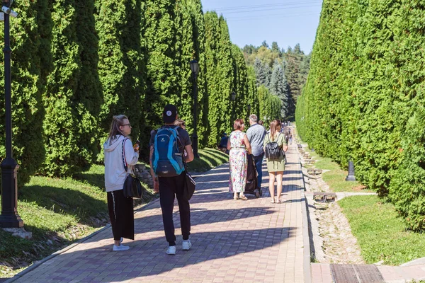 Kislovodsk Russia September 2018 Tourists Walk Kislovodsk National Park Kislovodsk — Stock Photo, Image