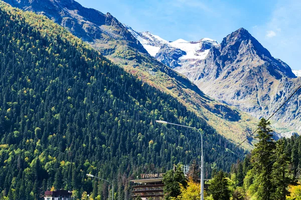 Dombay Rusia Septiembre 2018 Montañas Del Cáucaso Sobre Las Casas — Foto de Stock