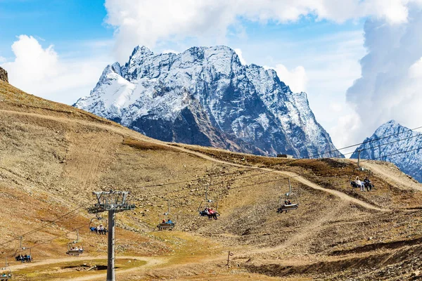 Dombay Rusko Září 2018 Turisté Sedačkové Lanovky Horní Části Lyžařské — Stock fotografie