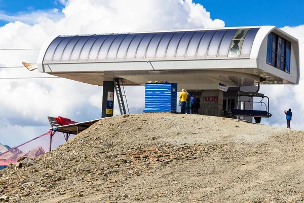 Dombay Rússia Setembro 2018 Visitantes Perto Terminal Teleférico Estação Esqui — Fotografia de Stock