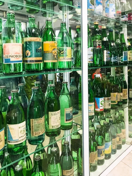 Pyatigorsk Russia September 2018 Flasker Med Mineralvand Drikkevandspumperummet Narzans Naturlige - Stock-foto