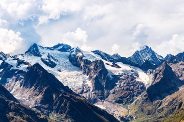 Kuzey Kafkasya bölgesi bölge - karla kaplı dağ başında Moussa Achitara Dağı Dombay tatil beldesine Teberda doğa rezerv karaçay-çerkez Cumhuriyeti bölgesinde Eylül ayında Rusya'nın üzerinden görünümünü seyahat