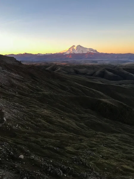 새벽에 Bermamyt 고원에서에서 마운트 Elbrus의 — 스톡 사진