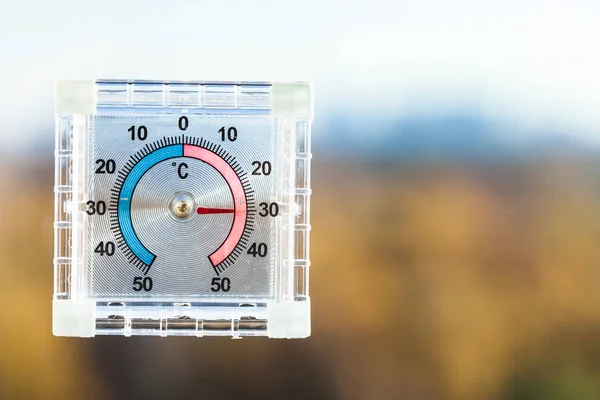 Utsikt Över Utomhus Termometer Hem Fönster Och Suddig Skyline Med — Stockfoto