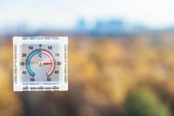 ホーム ウィンドウと暑い秋晴れのぼやけの都市公園の屋外の温度計の表示 — ストック写真