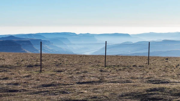 前往北高加索地区区域 9月上午 Bermamyt 高原山顶观景台围栏 — 图库照片