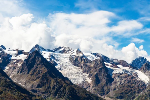 Viagem Para Região Cáucaso Norte Cumes Montanha Cobertos Neve Perto — Fotografia de Stock
