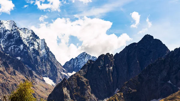 Viagem Para Região Cáucaso Norte Montanhas Cobertas Neve Perto Aldeia — Fotografia de Stock