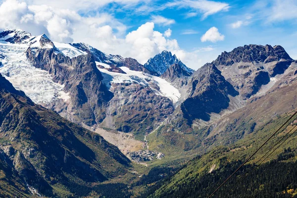 Ταξίδι Βόρειο Καύκασο Περιφέρεια Ορεινής Κοιλάδας Κοντά Στο Χωριό Θέρετρο — Φωτογραφία Αρχείου