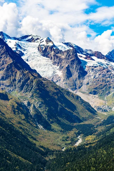 前往北高加索地区地区 在捷别尔达自然保护区的 Dombay 度假村附近的河谷河卡拉恰伊 俄罗斯的切尔克斯地区9月 — 图库照片