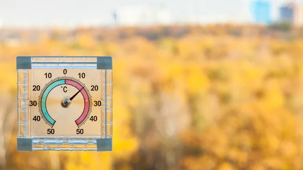 室外温度计在首页和模糊的黄色城市花园背景在晴朗的温暖的秋天天 — 图库照片
