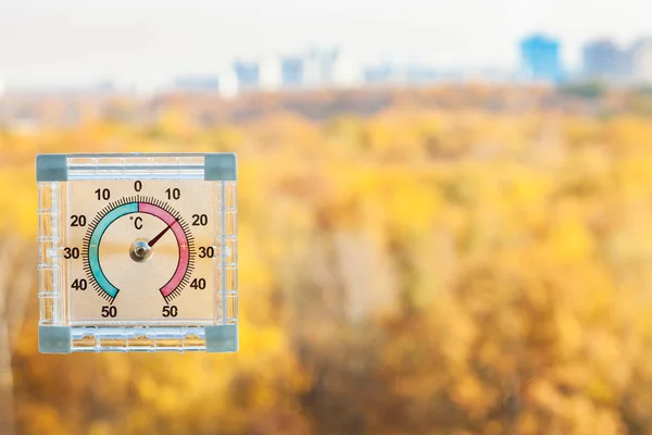 室外温度计在主窗口和模糊的黄色城市公园背景在晴朗的温暖的秋天天 — 图库照片