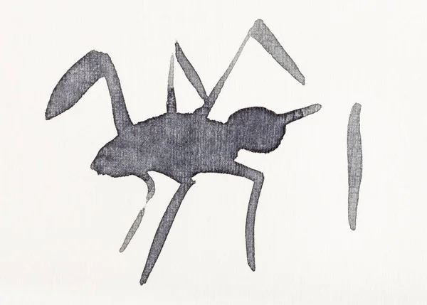 手のクリーム紙 黒水彩画で描かれた蜘蛛のスケッチに墨絵風の絵 — ストック写真