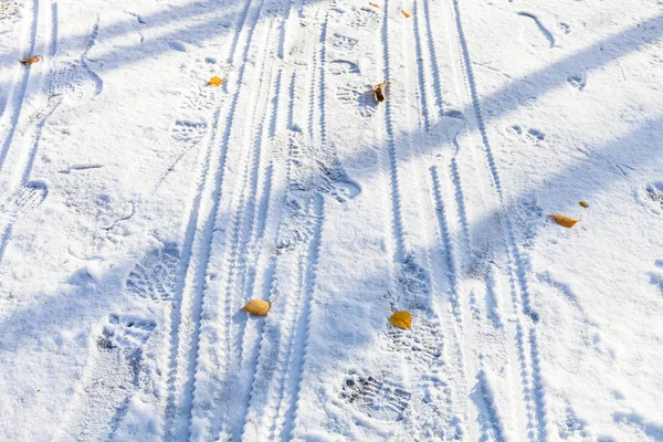 Fietsroutes Eerste Sneeuw Zonnige Herfstdag — Stockfoto