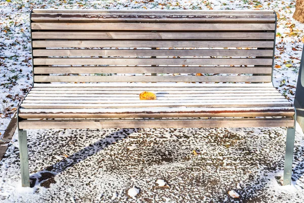 Banco Madeira Com Folha Caída Coberto Com Primeira Neve Jardim — Fotografia de Stock