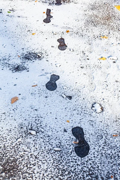 Mrożone Ślady Mokrej Drodze Pokryte Pierwszym Śniegiem Mroźny Dzień Jesień — Zdjęcie stockowe