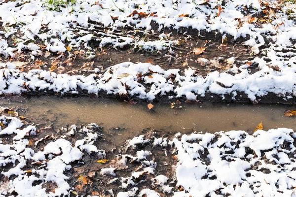 Flaque Eau Dans Piste Route Sale Couverte Première Neige Dans — Photo