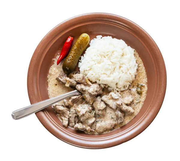 俄罗斯菜菜 叉子牛肉 Stroganoff Stroganov Befstroganov 炖肉在酸奶油与煮熟的米在棕色板材查出在白色背景 — 图库照片