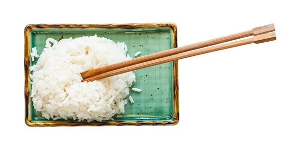 Draufsicht Auf Gekochten Reis Mit Essstäbchen Auf Grünem Teller Isoliert — Stockfoto