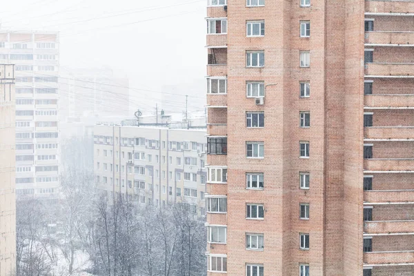 Opady Śniegu Moskiewskiej Dzielnicy Mieszkalnej Miasta Zimnej Ponury Dzień — Zdjęcie stockowe