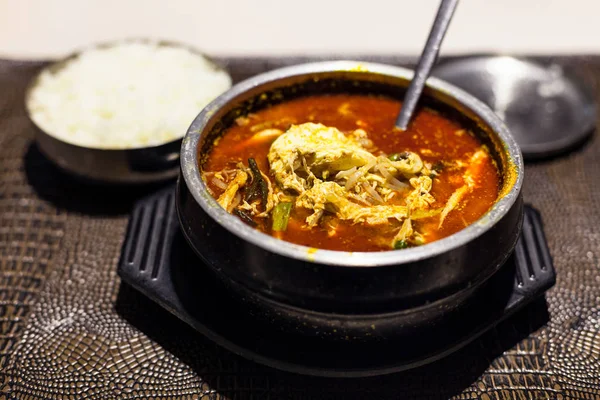 韩国菜 在当地餐馆里用金属碗和勺子做的鱼翅汤 热辣汤 配牛肉 淀粉面 配上煮熟的米饭 — 图库照片