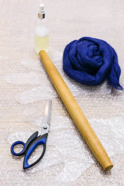 Workshop Hand Att Göra Fleece Handskar Från Merino Fårull Med — Stockfoto