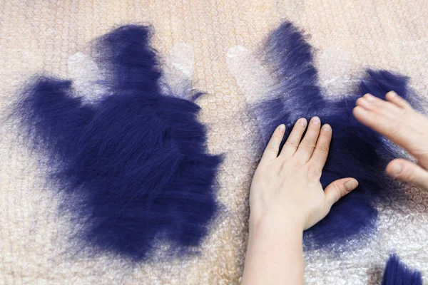 Handarbeit Bei Der Herstellung Eines Fleece Handschuhs Aus Blauer Merinowolle — Stockfoto