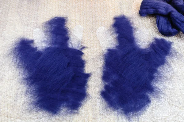 手作りフリース手袋ブルー メリノ羊毛繊維の最初の層で覆われている手袋のパターンを切断 ウェット フェルトのプロセスを使用してからのワーク ショップ — ストック写真