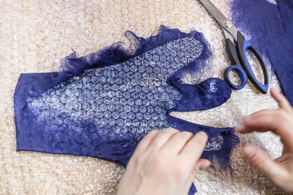 フリース手袋ウェット フェルト プロセス 裁断と手袋の背面側を形成する職人を使用して青のメリノの羊毛から手作りのワーク ショップ — ストック写真