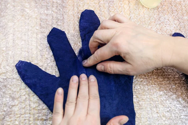 Oficina Mão Fazendo Velo Luvas Carneiro Merino Azul Usando Processo — Fotografia de Stock