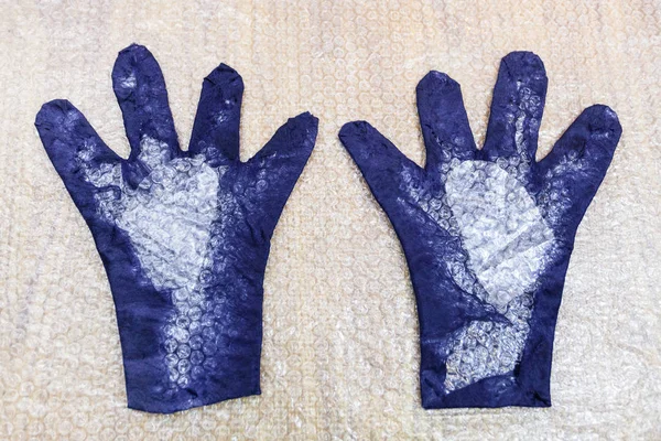 用蓝色美利奴羊毛做羊毛手套的手工作坊 采用湿法毛毡工艺 带裁剪花纹的成形手套背面 — 图库照片
