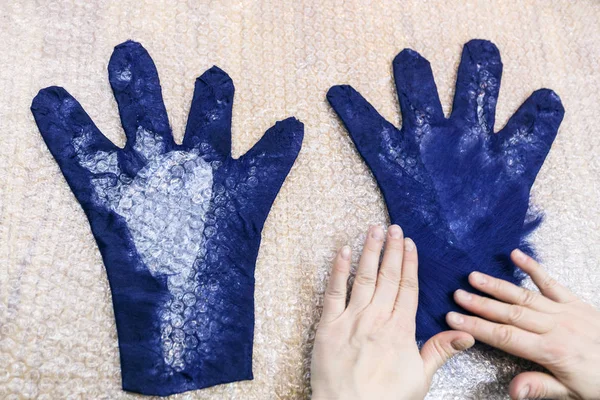 Workshop Kézzel Hogy Egy Gyapjú Kesztyű Kék Merino Juhgyapjú Segítségével — Stock Fotó