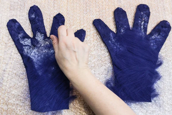 Workshop Kézzel Hogy Egy Gyapjú Kesztyű Kék Merino Juhgyapjú Segítségével — Stock Fotó