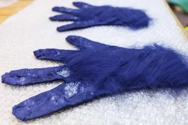 Elle Yapılan Atölyede Mavi Merino Koyun Yününden Yün Eldiven Yapılıyor — Stok fotoğraf