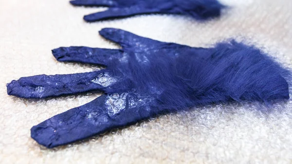 Atelier Fabrication Main Gants Molletonnés Laine Mouton Mérinos Bleue Utilisant — Photo