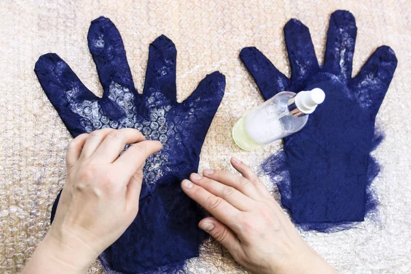 Taller Fabricación Guantes Lana Oveja Merino Azul Usando Proceso Fieltro —  Fotos de Stock