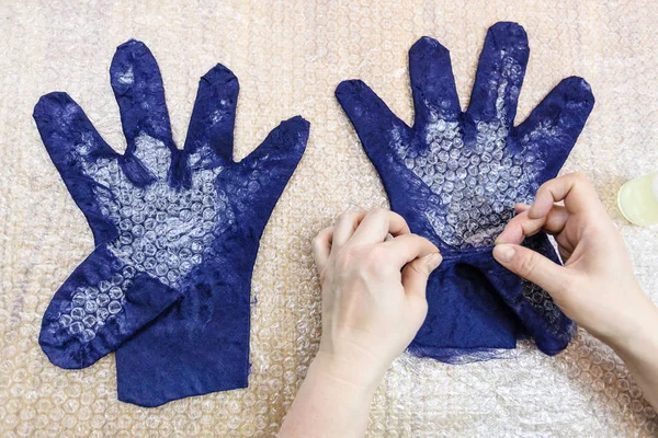 Oficina Mão Fazendo Velo Luvas Azul Merino Ovelhas Usando Processo — Fotografia de Stock