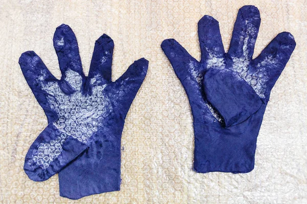 用蓝色美利奴羊毛作羊毛手套的手工作坊 采用湿法毛毡法 有形状的手指和切割图案的湿手套 — 图库照片