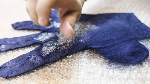Dílna Ruční Výroby Fleece Rukavic Modré Ovčí Vlny Merino Pomocí — Stock fotografie