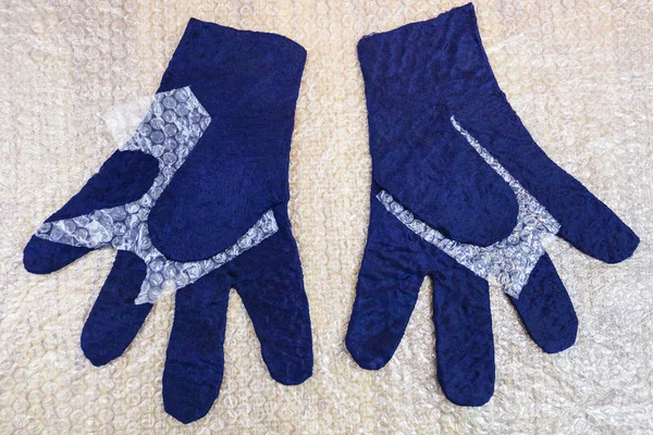 フリース手袋縮充前にウェット フェルト手袋ウェット フェルト プロセス を使用して青のメリノ羊毛から手作りのワーク ショップ — ストック写真