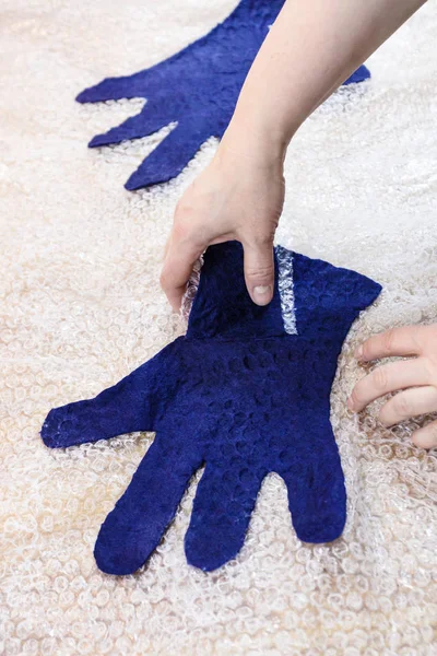 Handarbeit Bei Der Herstellung Eines Fleecehandschuhs Aus Blauer Merino Schafwolle — Stockfoto