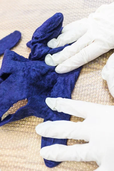 手工作坊 用蓝色的美利奴羊毛作羊毛手套 采用湿法毛纺工艺 工匠在垫子上把毛绒手套冷凝 — 图库照片