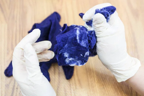 Műhely Kézműves Hogy Egy Gyapjú Kesztyű Kék Merino Juhgyapjú Segítségével — Stock Fotó