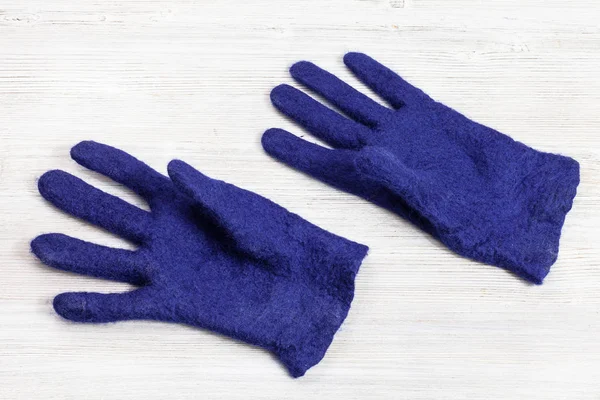 手作りフリース手袋ブルーのメリノ羊毛はウェット フェルト プロセス を使用してから乾燥後完成したウール フェルト手袋のワーク ショップ — ストック写真