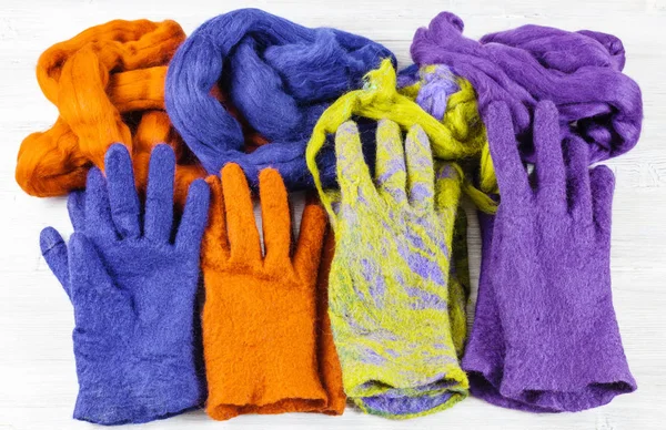 フリース手袋ウェット フェルト プロセス マルチ色羊毛ハンドメイド フェルト手袋とそれらのウールを使用した羊毛から手作りのワーク ショップ — ストック写真